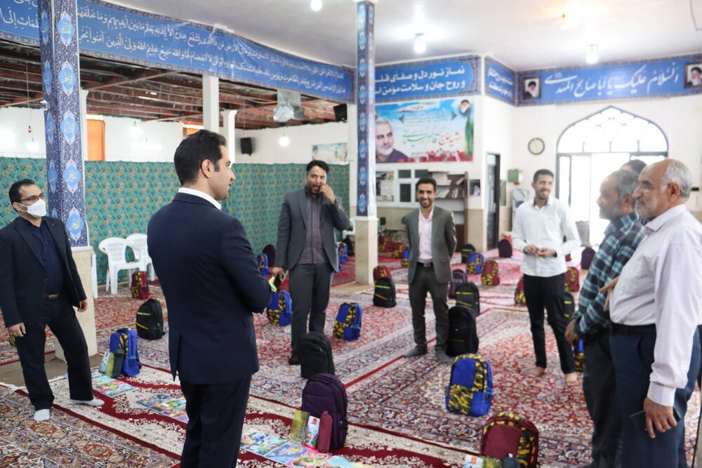 توزیع نوشت افزار بین دانش آموزان نیازمند در قالب مشق احسان