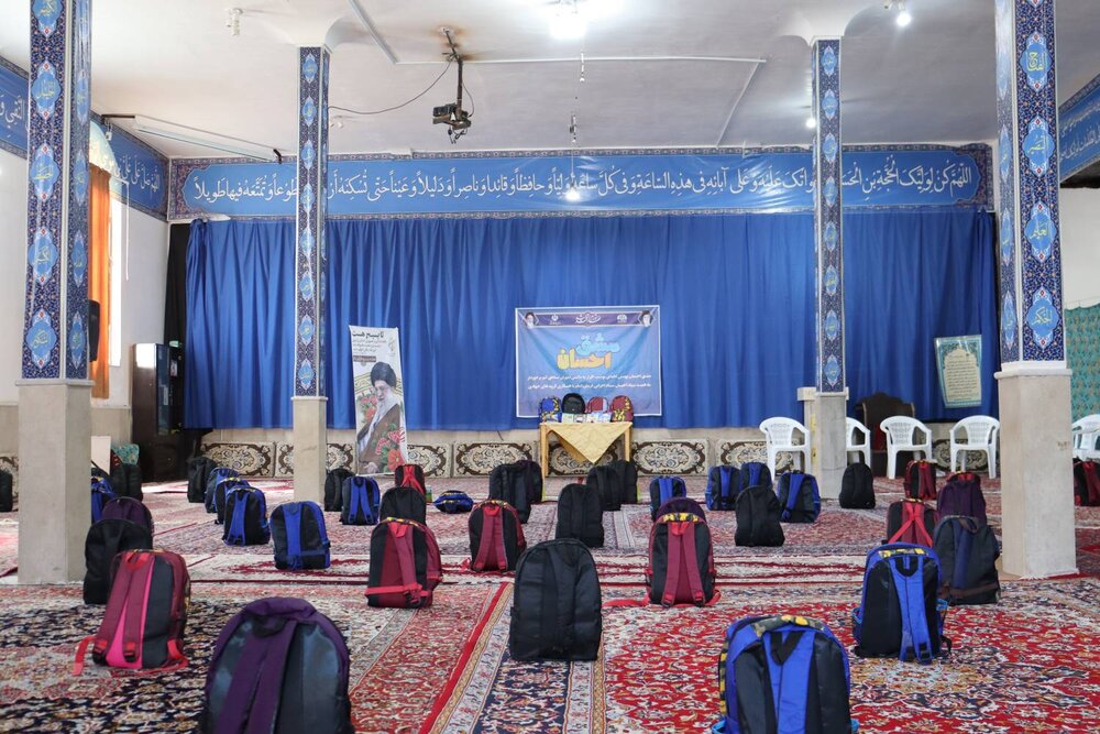 توزیع نوشت افزار بین دانش آموزان نیازمند در قالب مشق احسان