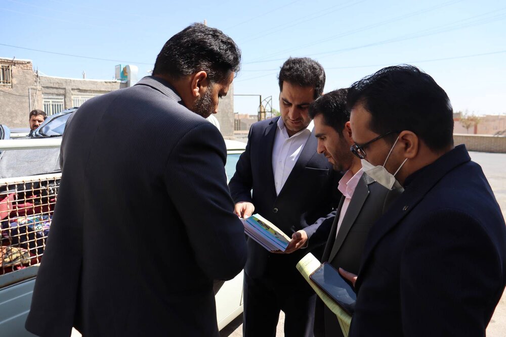 توزیع نوشت افزار بین دانش آموزان نیازمند در قالب مشق احسان