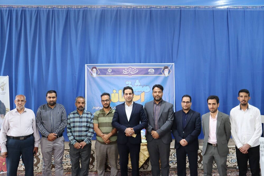 توزیع نوشت افزار بین دانش آموزان نیازمند در قالب مشق احسان