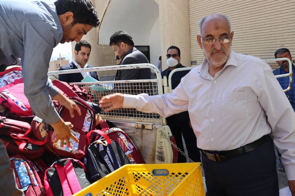 توزیع نوشت افزار بین دانش آموزان نیازمند در قالب مشق احسان