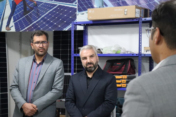 بازدید مدیر اشتغالزایی بنیاد برکت از تولید انبوه پکیج‌های خورشیدی در شهرکرد
