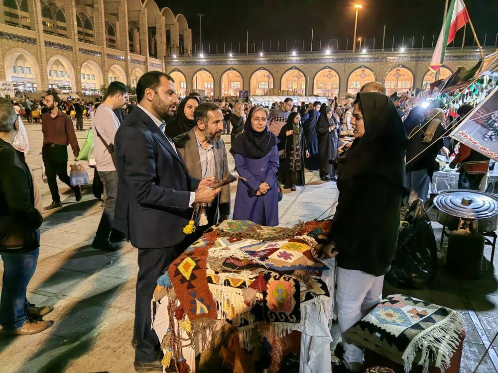حضور مدیرکل ستاد استان بوشهر در نمایشگاه روستا آباد و بازدید از غرفه های مرتبط با استان