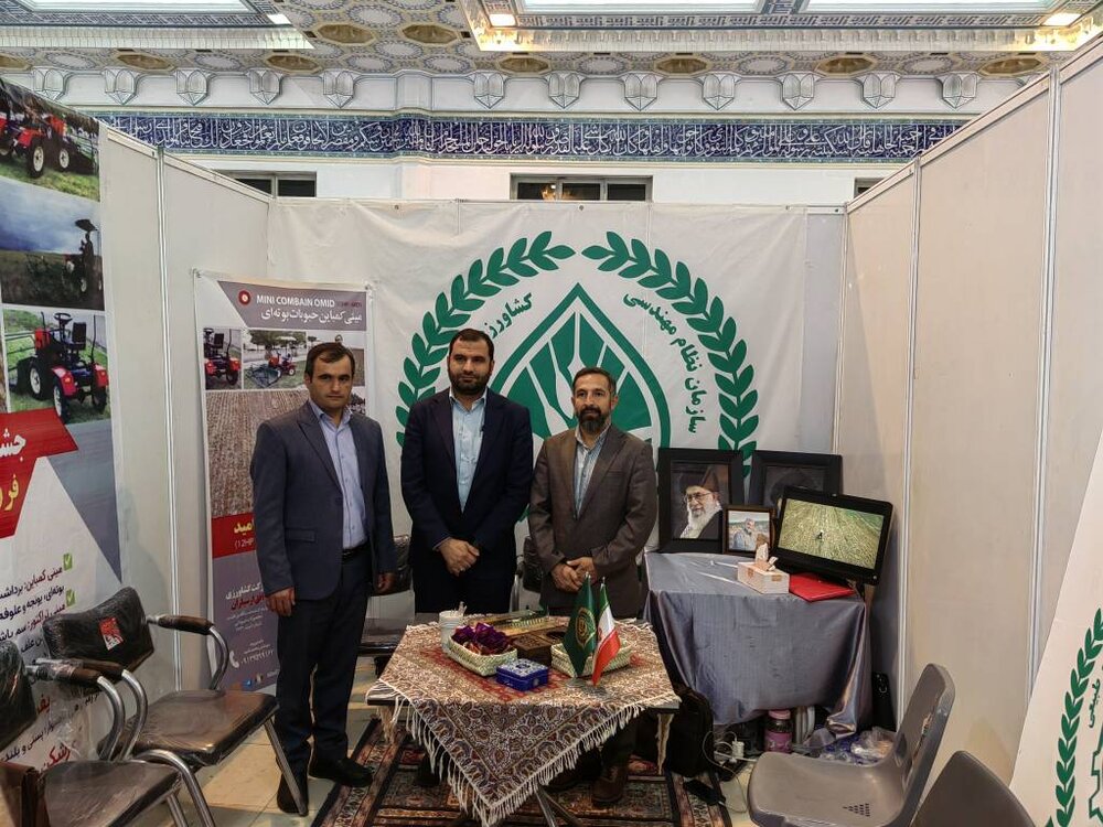 حضور مدیرکل ستاد استان بوشهر در نمایشگاه روستا آباد و بازدید از غرفه های مرتبط با استان