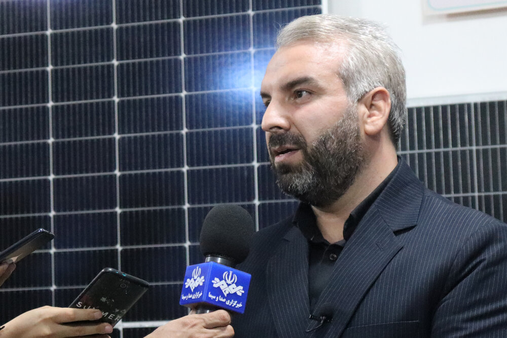 بازدید مدیر اشتغالزایی بنیاد برکت از تولید انبوه پکیجهای خورشیدی در شهرکرد