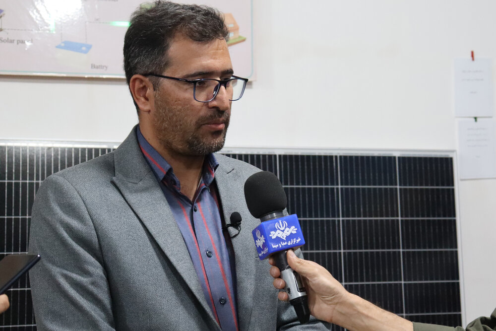 بازدید مدیر اشتغالزایی بنیاد برکت از تولید انبوه پکیج‌های خورشیدی در شهرکرد