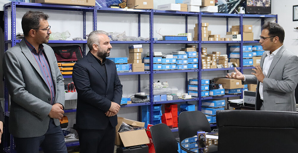 بازدید مدیر اشتغالزایی بنیاد برکت از تولید انبوه پکیجهای خورشیدی در شهرکرد