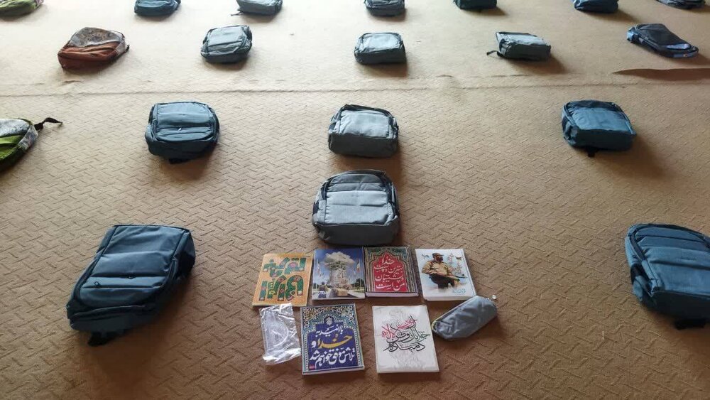 تهیه و توزیع 100 بسته لوازم التحریر برای دانش آموزان نیازمند سرایان