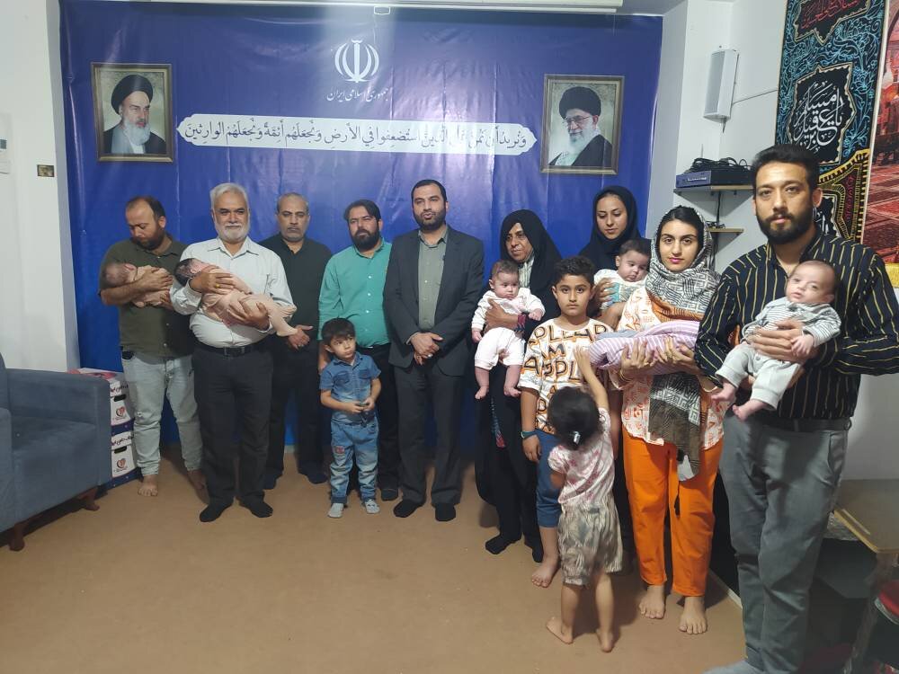 اهدای بسته های حمایتی بنیاد ۱۵ خرداد برای حمایت از فرهنگ فرزند آوری و جوانی جمعیت