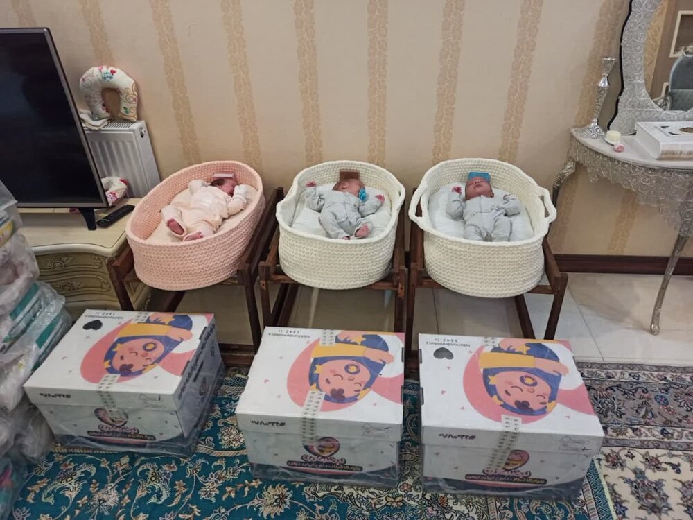 پانزدهمین خانواده دارای فرزند سه قلو در استان البرز از بسته های حمایتی بنیاد ۱۵ خرداد ستاد اجرایی فرمان حضرت امام(ره) بهره مند شدند