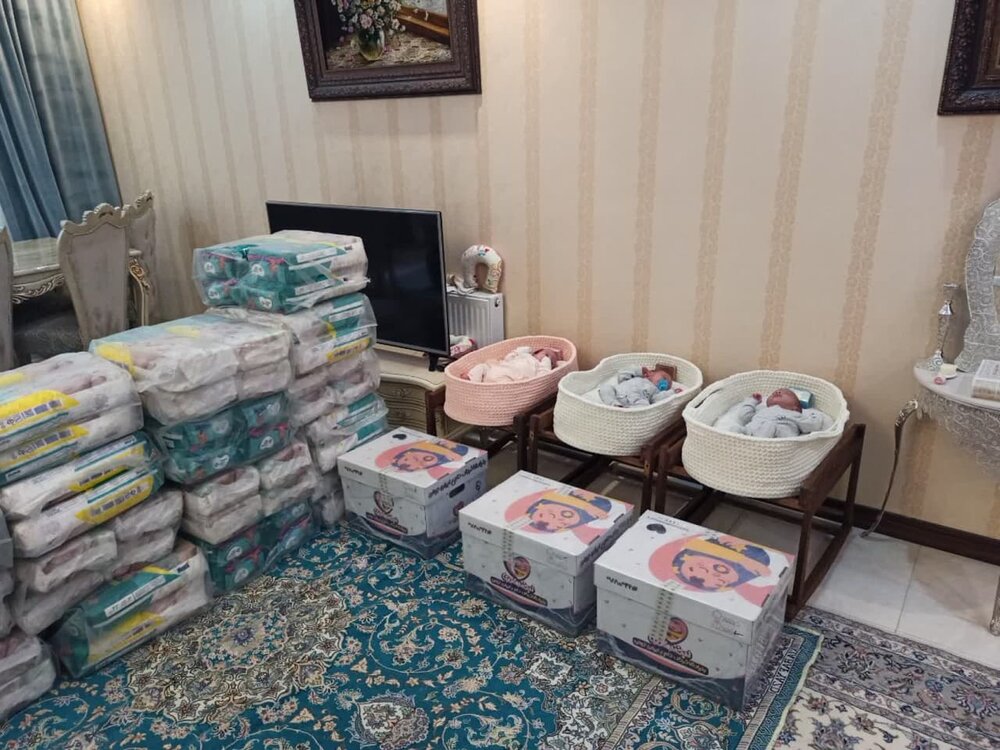پانزدهمین خانواده دارای فرزند سه قلو در استان البرز از بسته های حمایتی بنیاد ۱۵ خرداد ستاد اجرایی فرمان حضرت امام(ره) بهره مند شدند