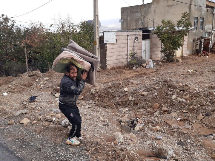 بازدید مدیر کل ستاد اجرایی فرمان امام استان ایلام از شهرک سیل‌زده سرطاف شهر ایلام