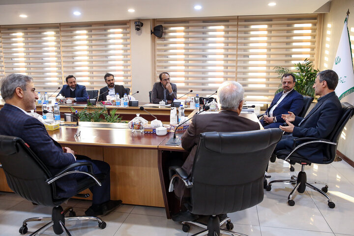 دیدار وزیر امور اقتصادی و دارایی با رییس ستاد اجرایی فرمان امام