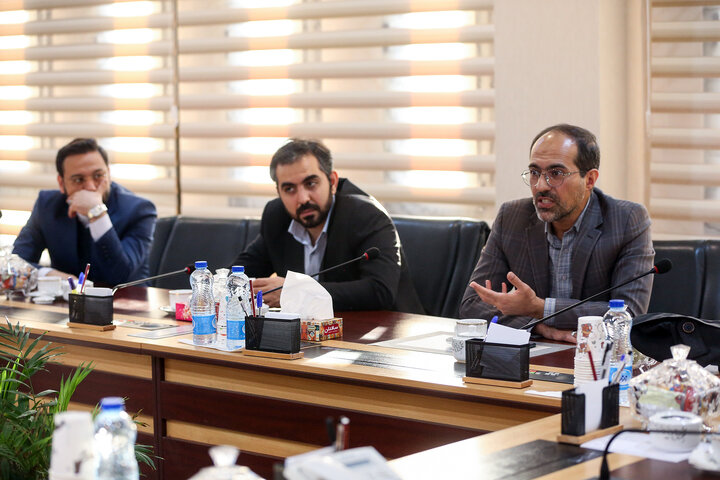 دیدار وزیر امور اقتصادی و دارایی با رییس ستاد اجرایی فرمان امام
