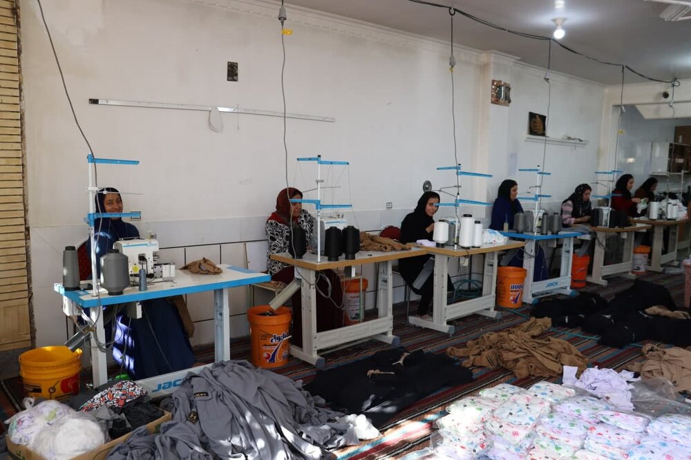 اشتغال بیش از ۱۵ نفر از بانوان در کارگاه خیاطی شهرک فجر لردگان با حمایت بنیاد برکت ستاد اجرایی فرمان امام(ره)
