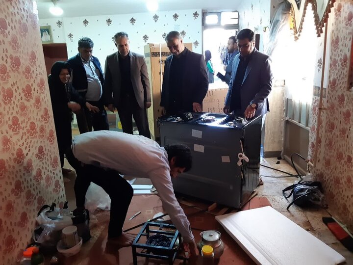 توزیع لوازم خانگی در بین تعدادی از سیل‌زدگان شهرک سرطاف ایلام 