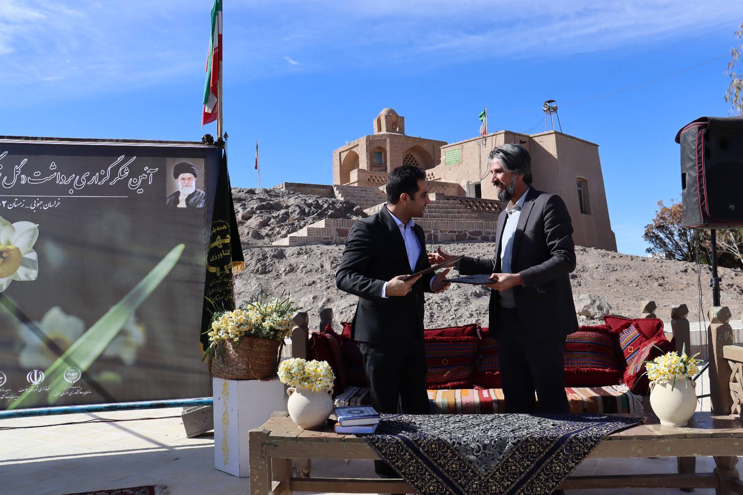 حمایت بنیاد برکت از نرگس کاران شهرستان خوسف در خراسان جنوبی