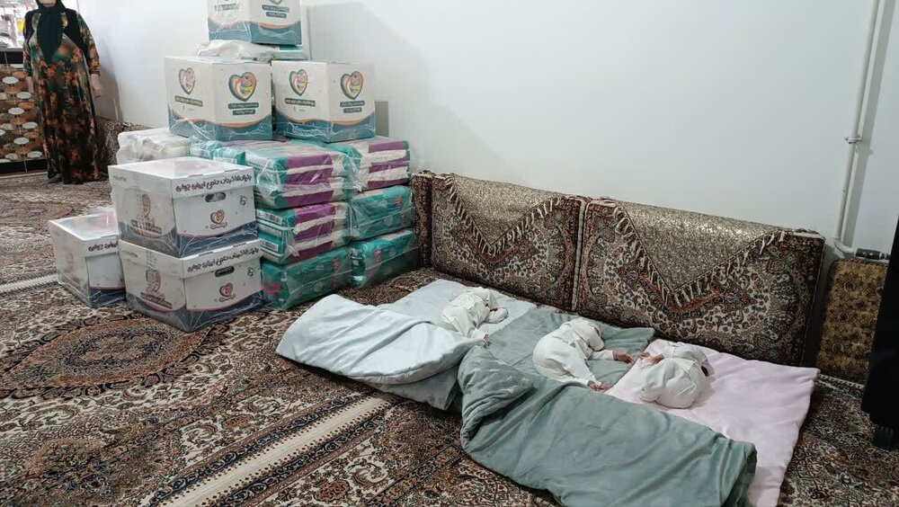 برخورداری دهمین خانواده دارای فرزند سه قلو کردستانی از بسته های حمایتی بنیاد ۱۵ خرداد