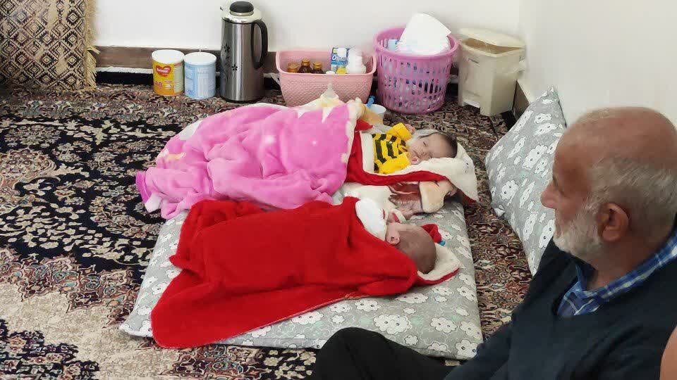 اهدای بسته لبخند مادری به نوزادان سه‌قلو در بروجرد