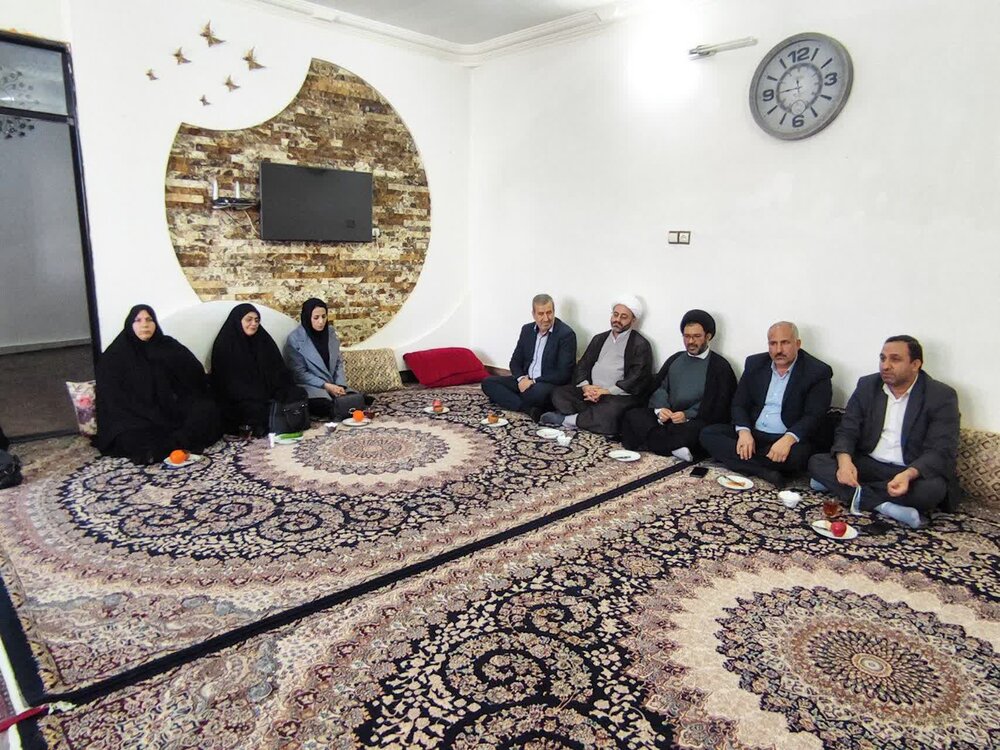 اهدای بسته لبخند مادری به نوزادان سهقلو در بروجرد