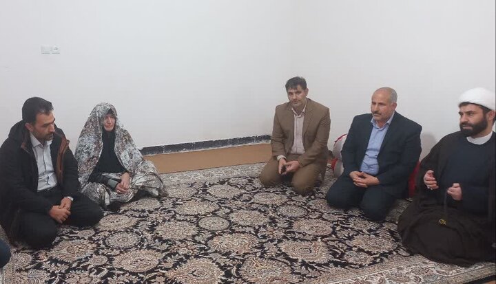 دیدار مدیرکل ستاد اجرایی لرستان یا سه خانواده شهید و ایثارگر