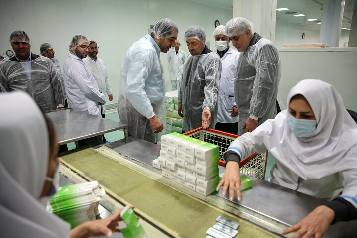 بازدید رئیس ستاد اجرایی فرمان امام از کارخانه‌های تولید دارو و ایران دارو