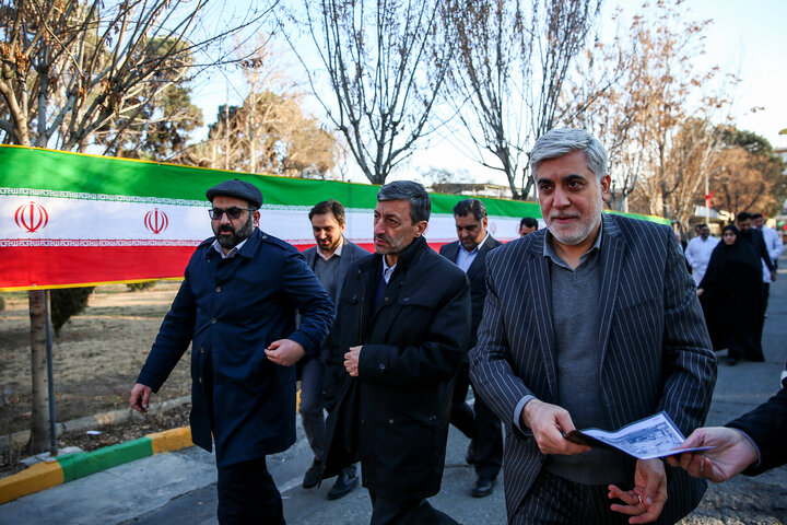 بازدید رئیس ستاد اجرایی فرمان امام از کارخانه‌های تولید دارو و ایران دارو