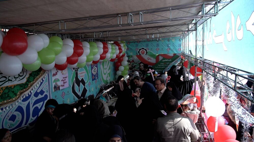 آشنایی راهپیمایان ۲۲ بهمن با کارویژه‌های جمعیتی بنیاد ۱۵ خرداد
