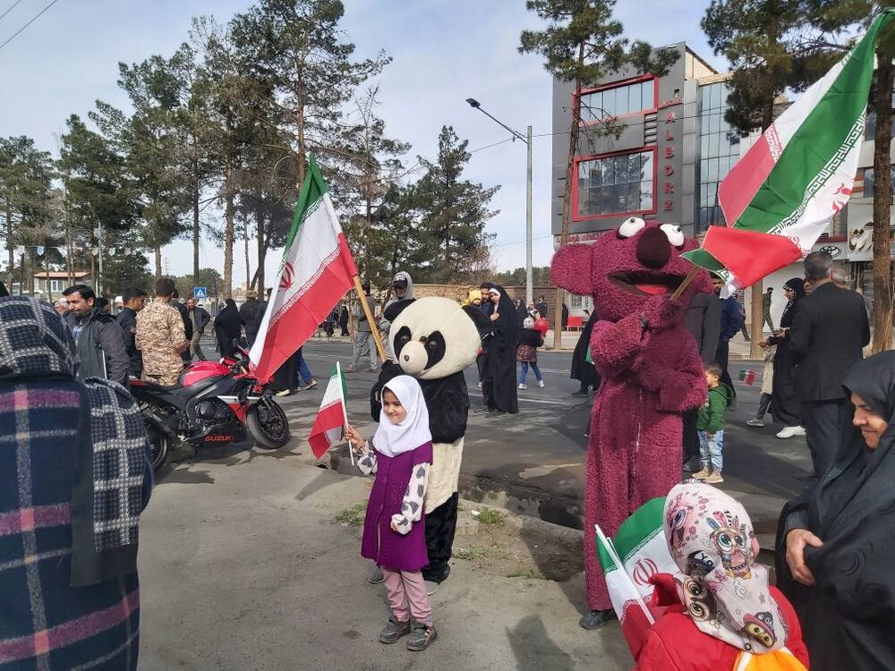 برپایی خیمه های ایران جوان در مراسم راهپیمایی ۲۲ بهمن در خراسان جنوبی