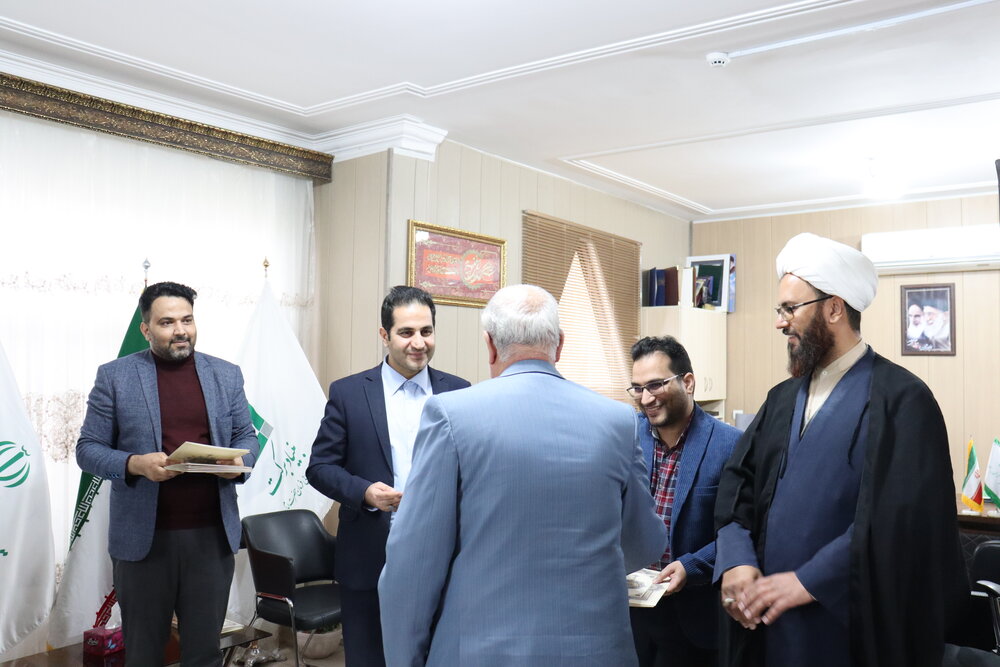 اهدای جایزه ملی احسان به همت بنیاد احسان ستاد اجرایی فرمان امام در خراسان جنوبی