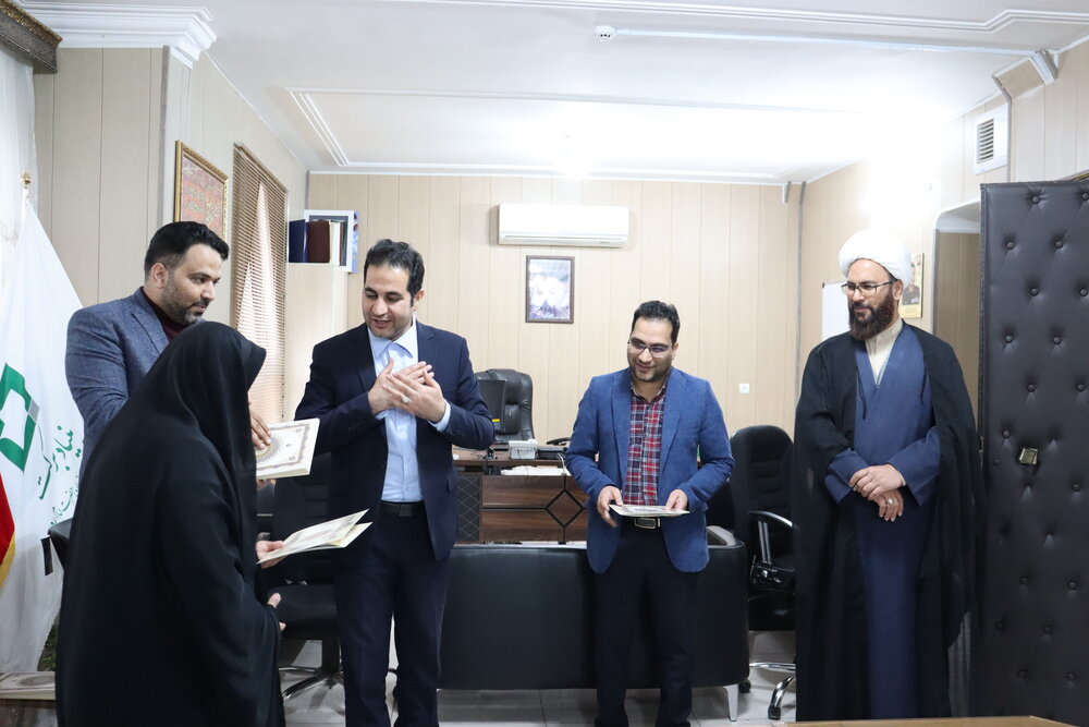 اهدای جایزه ملی احسان به همت بنیاد احسان ستاد اجرایی فرمان امام در خراسان جنوبی