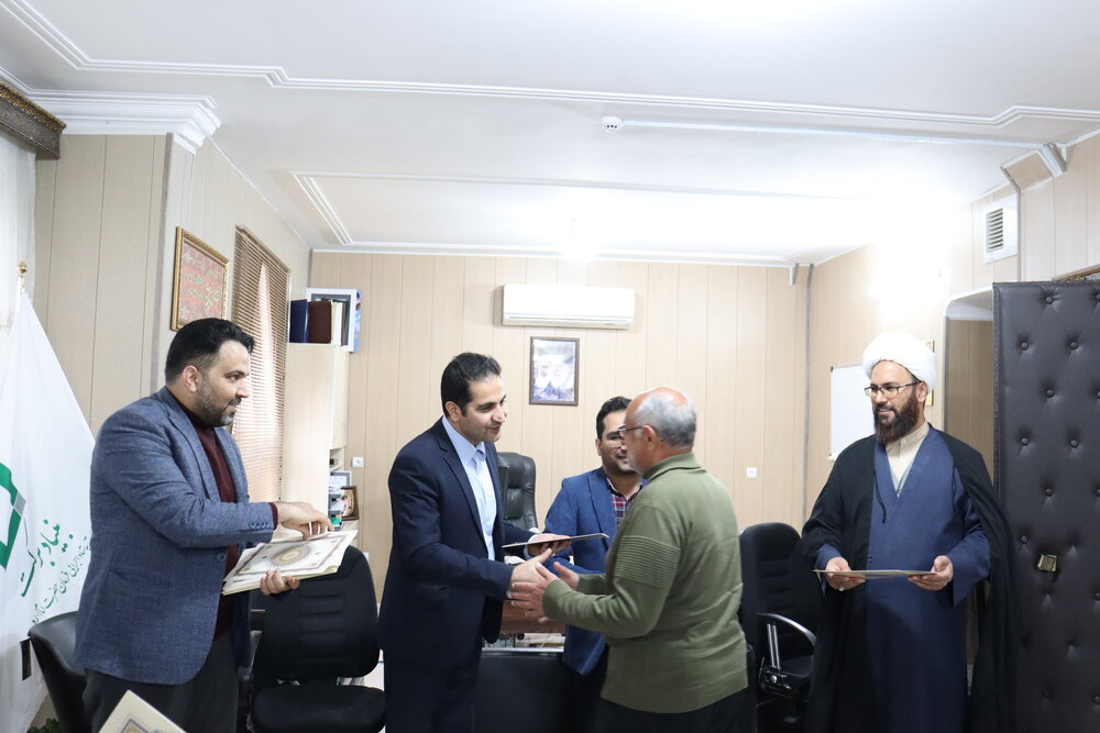 اهدای جایزه ملی احسان به همت بنیاد احسان ستاد اجرایی فرمان امام در خراسان جنوبی