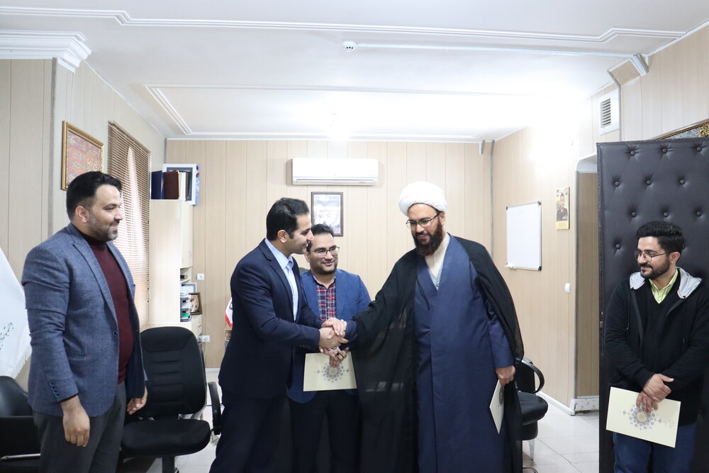 اهدای جایزه ملی احسان به همت بنیاد احسان ستاد اجرایی فرمان امام در خراسان جنوبی