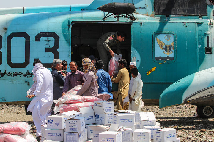 توزیع بسته های معیشتی در مناطق سیل زده سیستان و بلوچستان