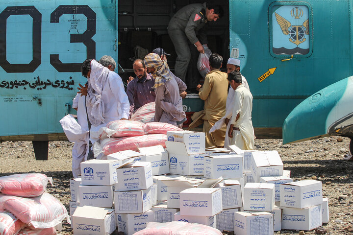 توزیع بسته های معیشتی در مناطق سیل زده سیستان و بلوچستان