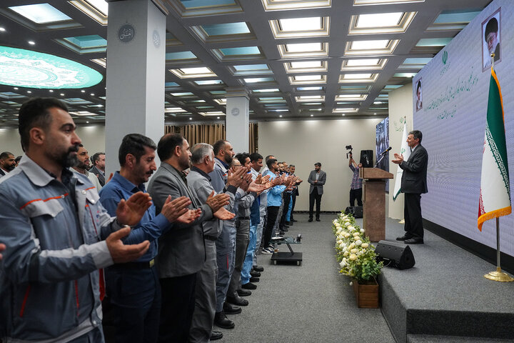 مراسم تجلیل از مقام کارگران شاغل در گروه ستاد اجرایی فرمان امام