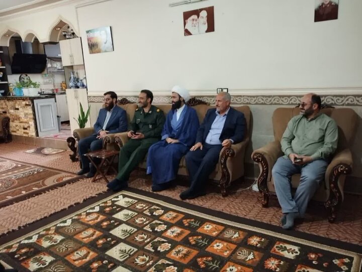 دیدار مدیرکل ستاد اجرایی لرستان با خانواده شهید «محمد قیاسی»