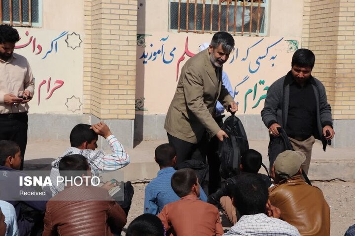 از نگاه رسانه/ توزيع ٢٠٠ هزار بسته نوشت‌افزار ایرانی برای دانش‌آموزان کم‌برخوردار