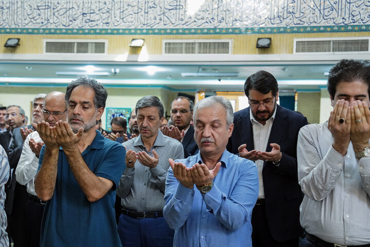 اقامه نماز ظهر و عصر در پایان نشست سراسری مدیران ستاد اجرایی فرمان امام