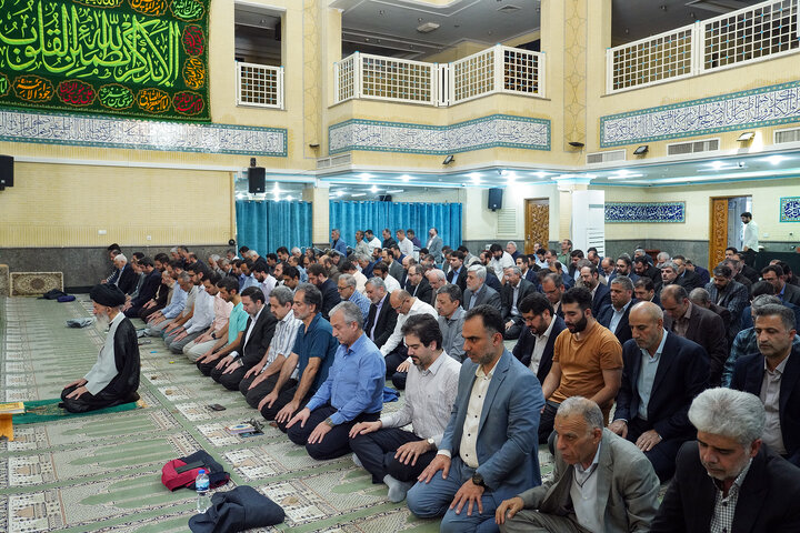 اقامه نماز ظهر و عصر در پایان نشست سراسری مدیران ستاد اجرایی فرمان امام