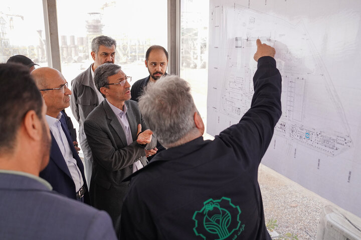 بازدید سید پرویز فتاح رییس ستاد اجرایی فرمان امام از کارخانه در حال ساخت قند شهدای دزفول