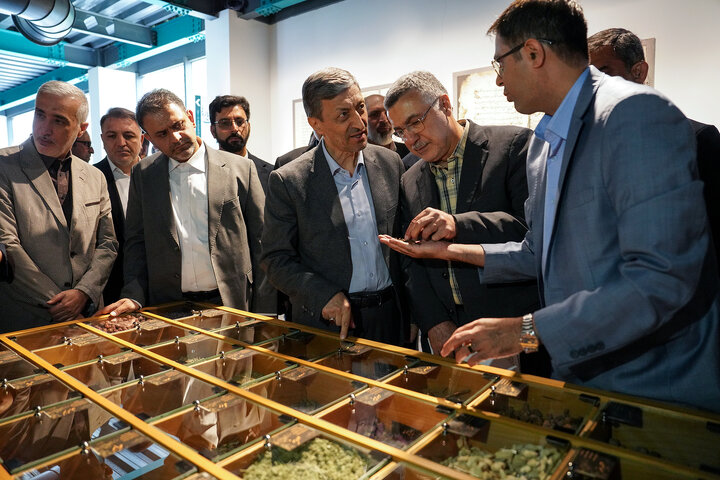 بازدید رئیس ستاد اجرایی فرمان امام و وزیر بهداشت از باغ موزه گیاهان دارویی