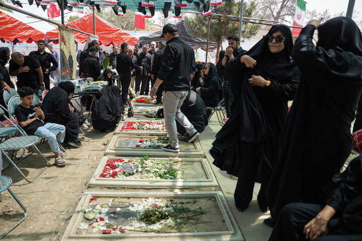 حضور رئیس ستاد اجرایی فرمان امام بر مزار شهدای حملات رژیم صهیونیستی