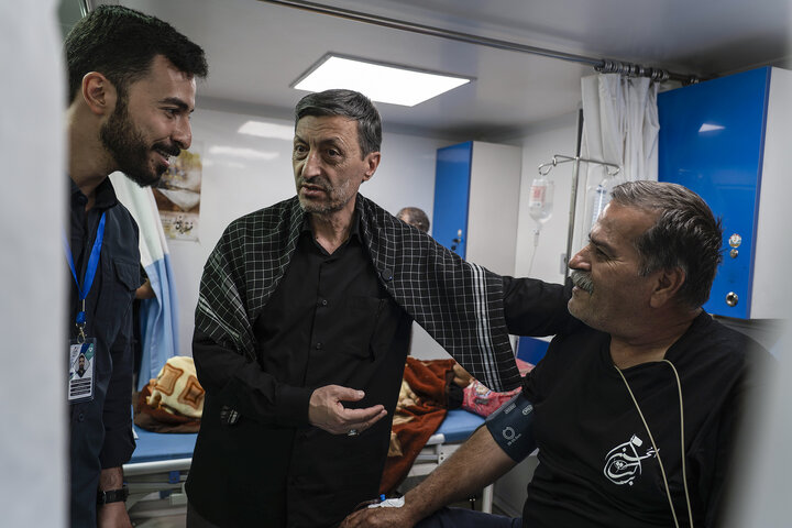 بازدید فتاح از خدمت‌رسانی بیمارستان سیار برکت در طریق الحسین