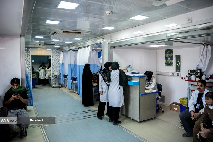 از نگاه رسانه/ خدمت‌رسانی بیمارستان سیار برکت در عمود ۹۸۹ به زائران اربعین حسینی