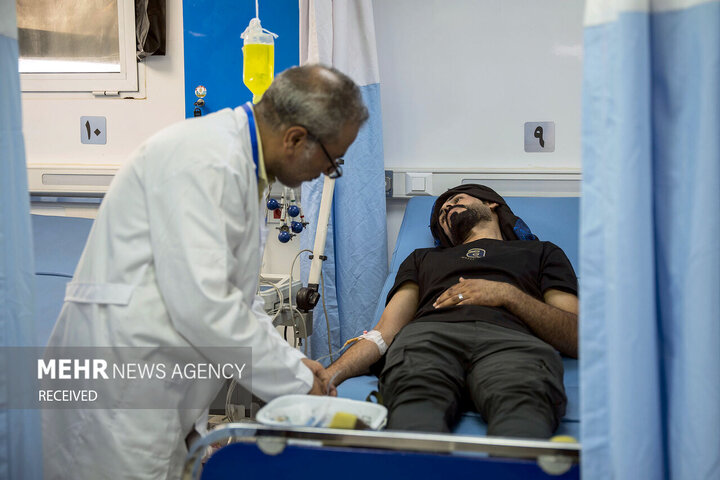 از نگاه رسانه/ خدمت‌رسانی بیمارستان سیار برکت در عمود ۹۸۹ به زائران اربعین حسینی