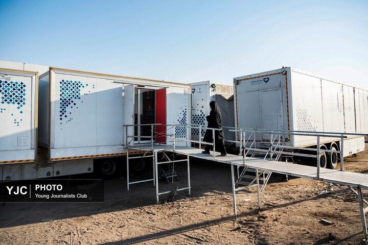 از نگاه رسانه/ خدمت‌رسانی بیمارستان سیار برکت در عمود ۹۸۹ به زائران اربعین حسینی