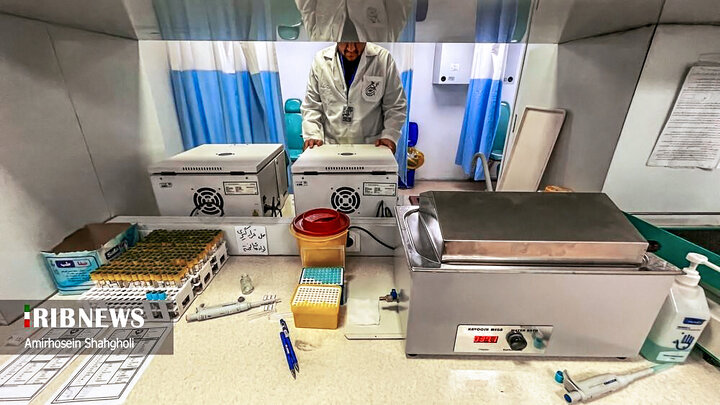 از نگاه رسانه/ خدمت‌رسانی بیمارستان سیار برکت در عمود ۹۸۹ به زائران اربعین حسینی