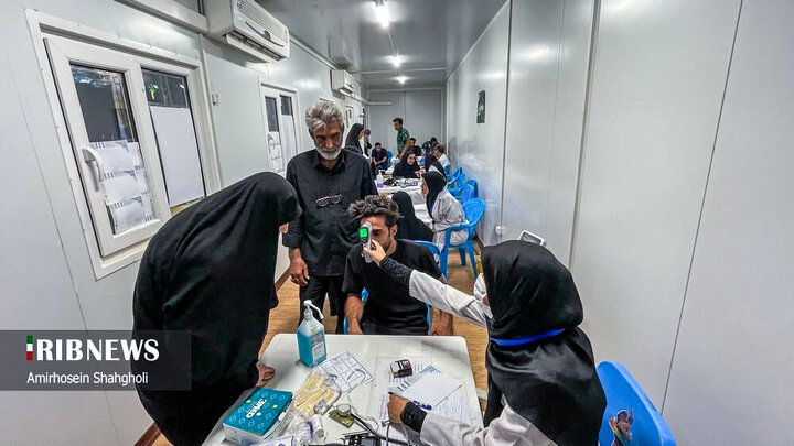 از نگاه رسانه/ خدمت‌رسانی بیمارستان سیار برکت در عمود ۹۸۹ به زائران اربعین حسینی