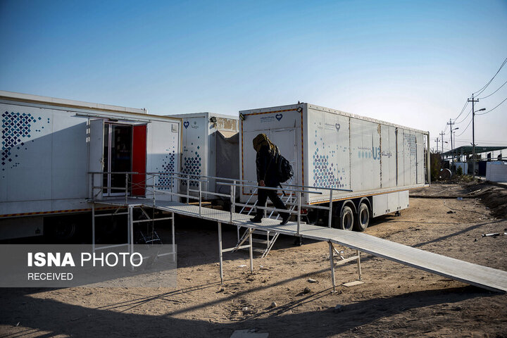 از نگاه رسانه/ خدمت‌رسانی بیمارستان سیار برکت در عمود ۹۸۹ به زائران اربعین حسینی